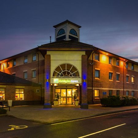 Holiday Inn Express Warwick - Stratford-Upon-Avon, An Ihg Hotel Extérieur photo