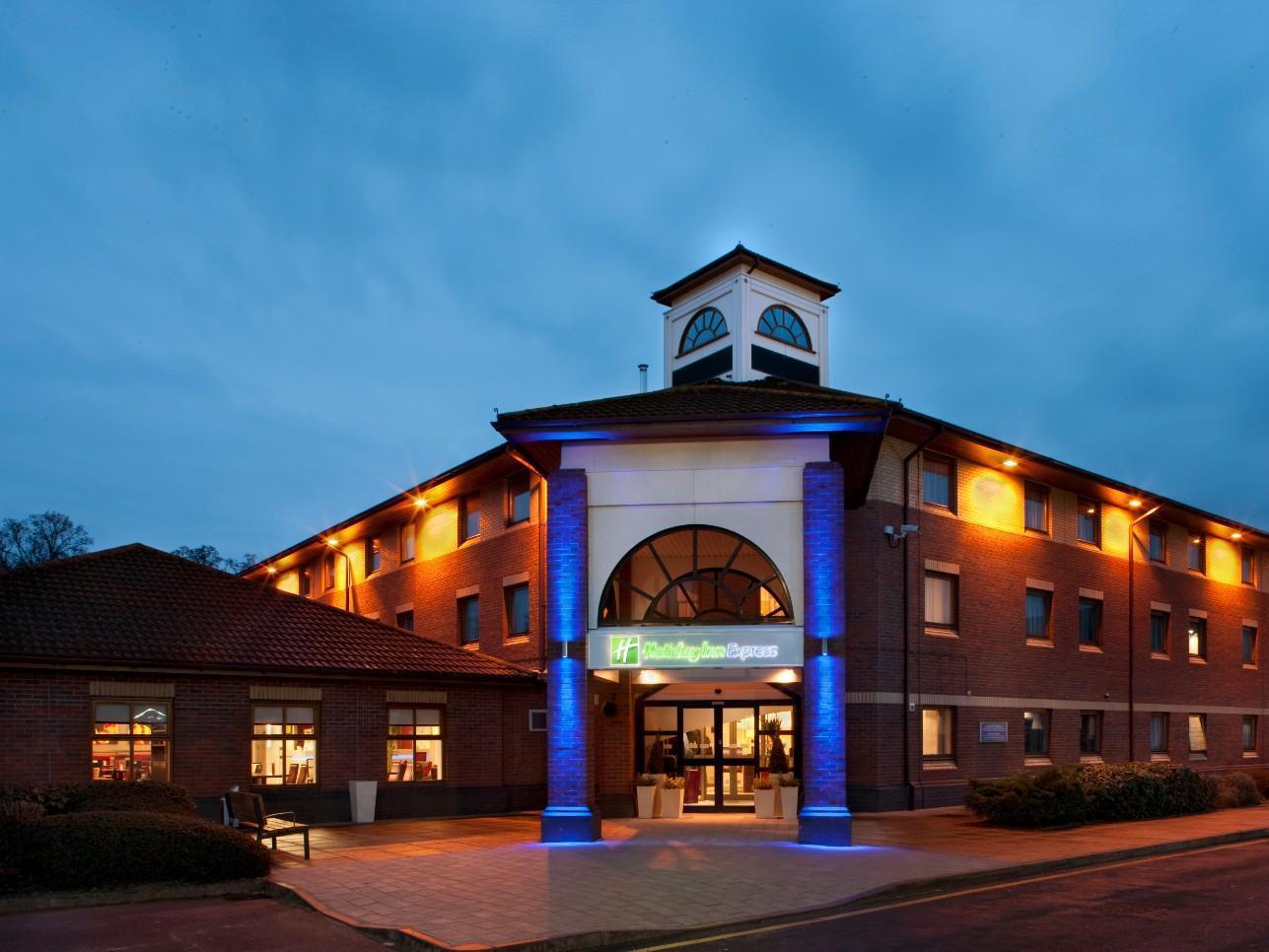 Holiday Inn Express Warwick - Stratford-Upon-Avon, An Ihg Hotel Extérieur photo