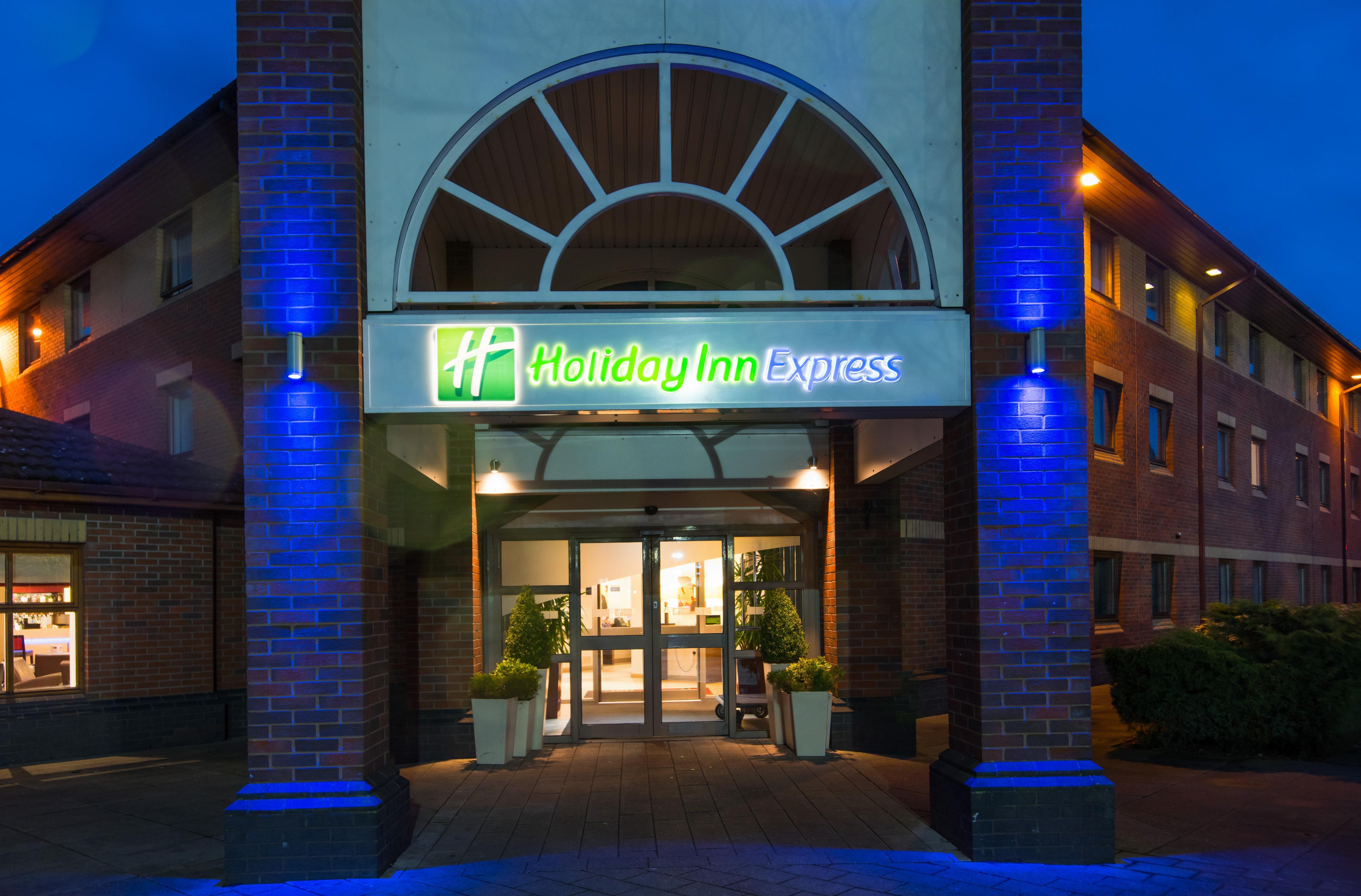 Holiday Inn Express Warwick - Stratford-Upon-Avon, An Ihg Hotel Extérieur photo