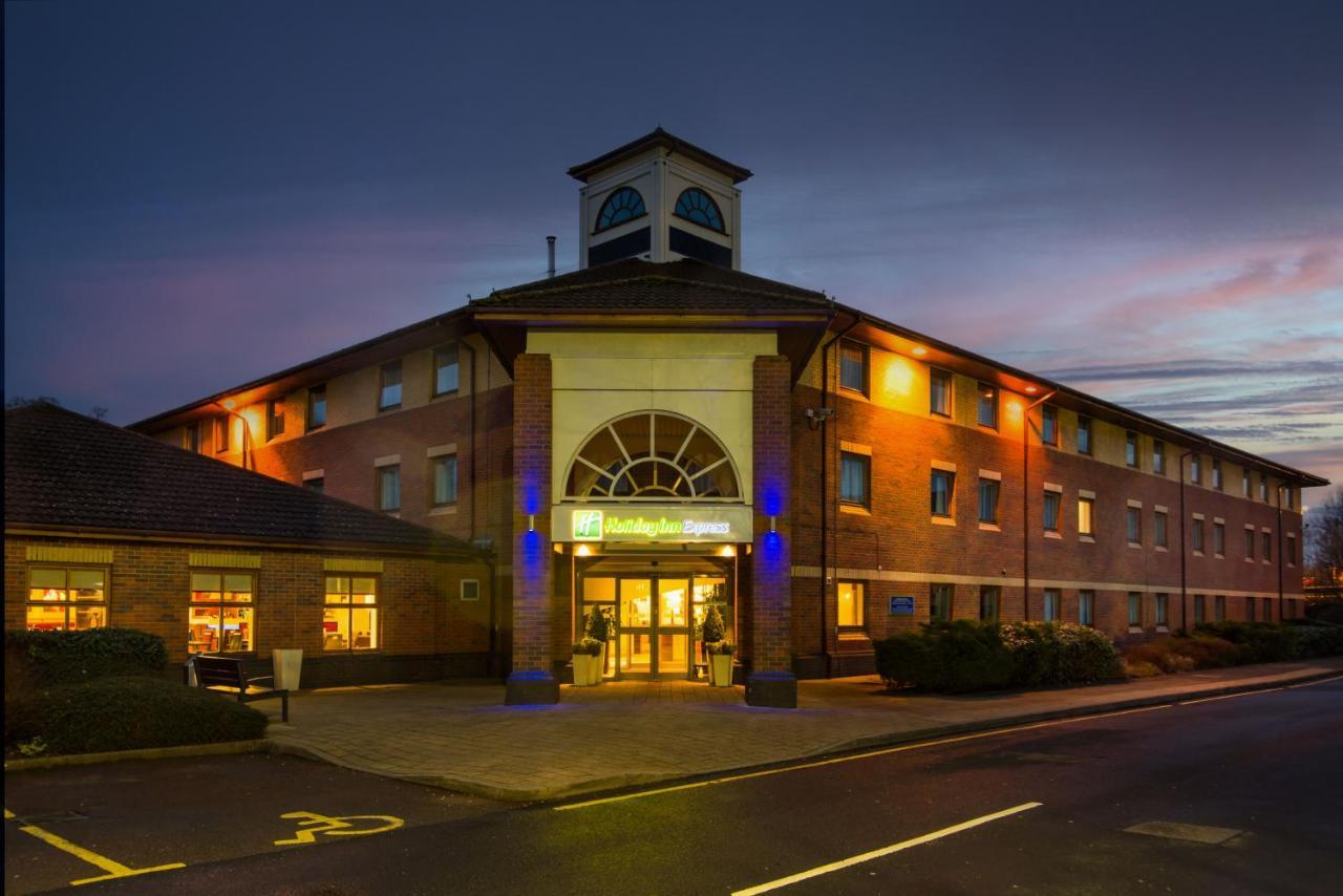 Holiday Inn Express Warwick - Stratford-Upon-Avon, An Ihg Hotel Extérieur photo