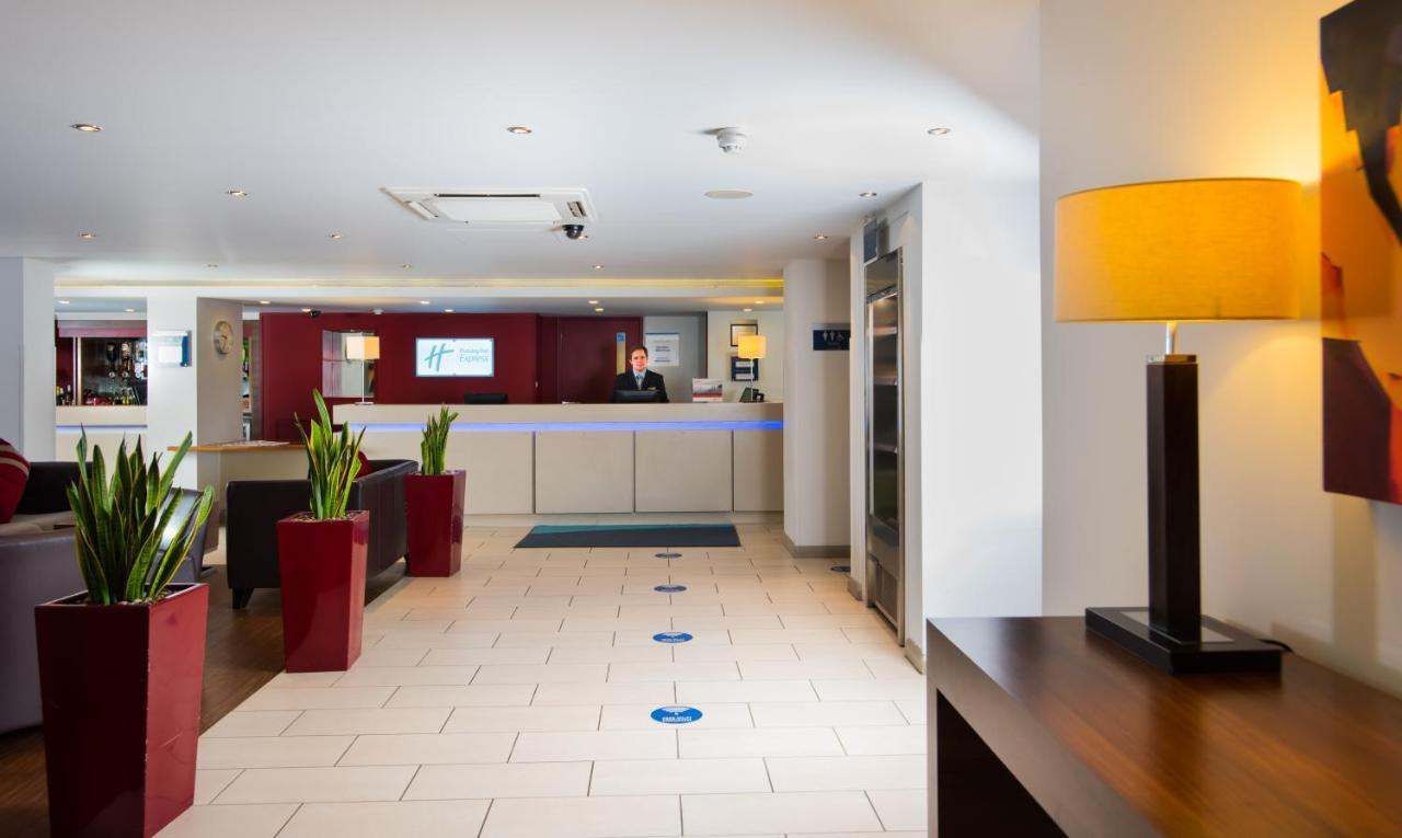 Holiday Inn Express Warwick - Stratford-Upon-Avon, An Ihg Hotel Extérieur photo