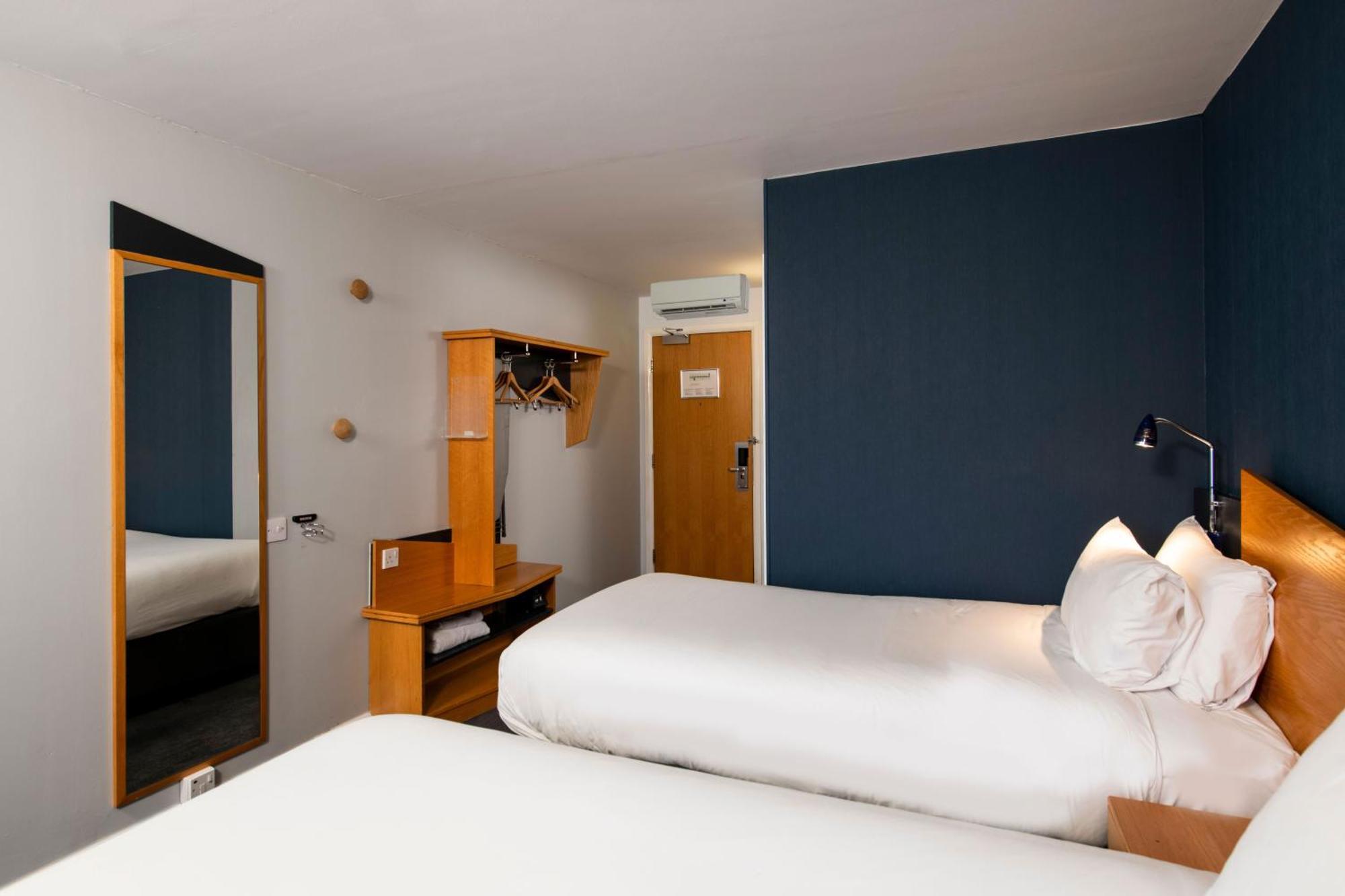 Holiday Inn Express Warwick - Stratford-Upon-Avon, An Ihg Hotel Extérieur photo