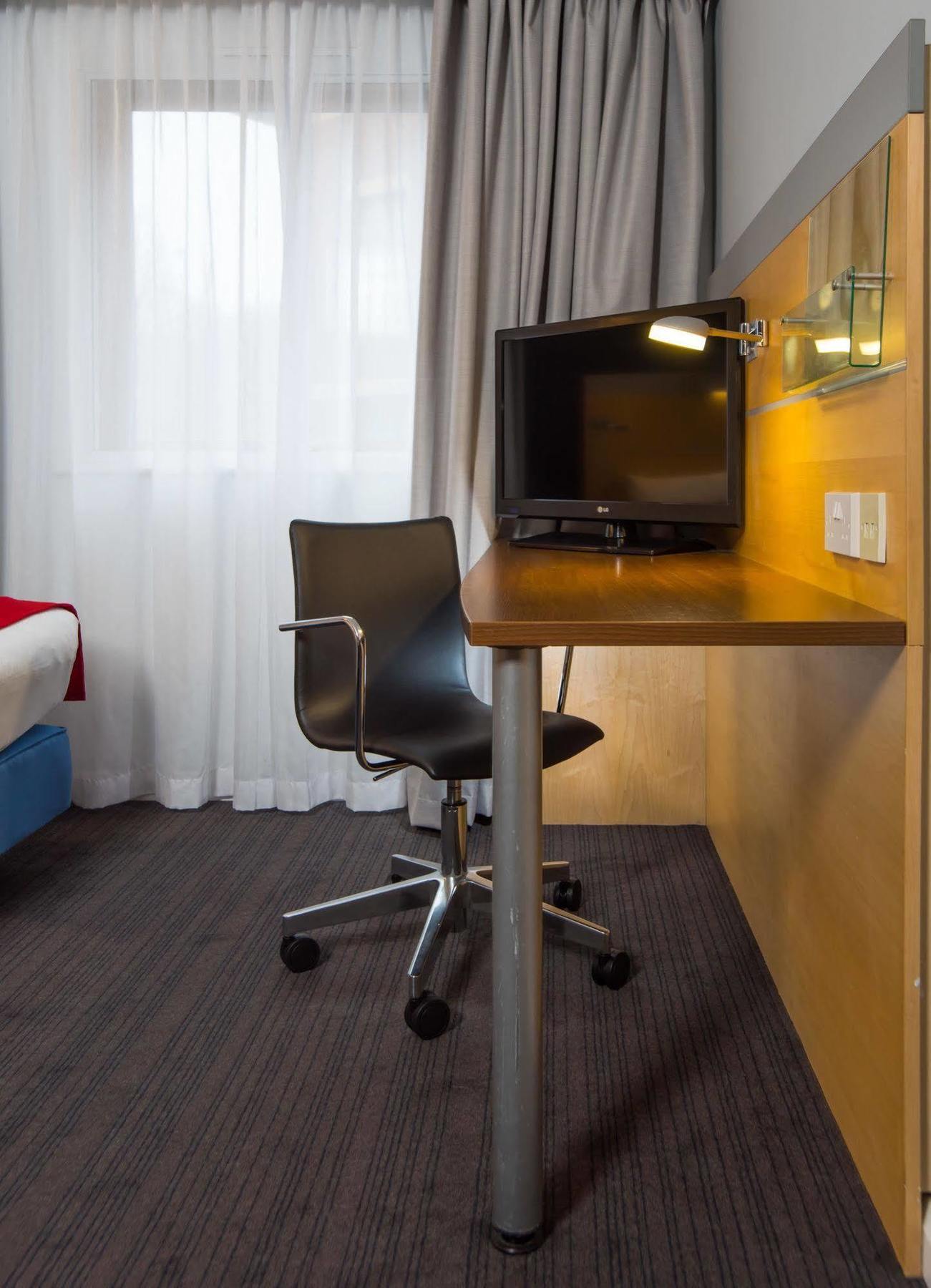 Holiday Inn Express Warwick - Stratford-Upon-Avon, An Ihg Hotel Extérieur photo