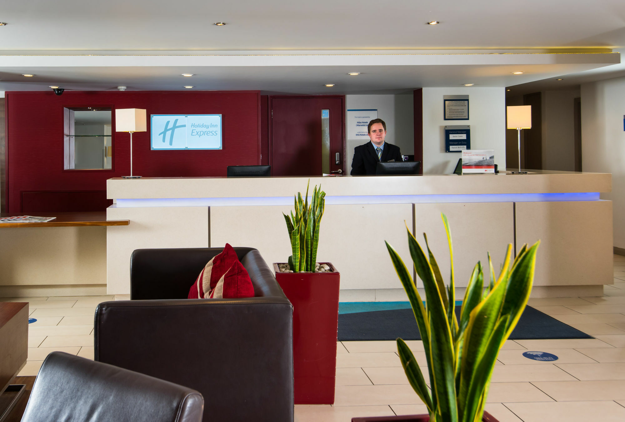 Holiday Inn Express Warwick - Stratford-Upon-Avon, An Ihg Hotel Extérieur photo