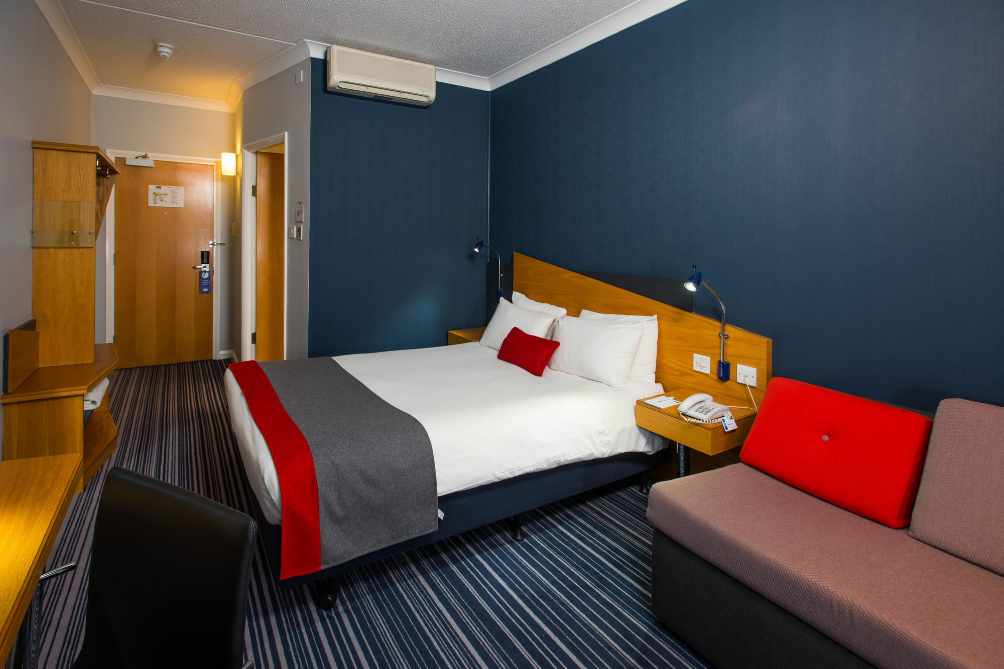 Holiday Inn Express Warwick - Stratford-Upon-Avon, An Ihg Hotel Extérieur photo